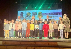 Dzieci na scenie CMiT w Kutnie odbierają Nagrodę Główną ŁAPA 2023 za przedstawienie "Brzydkie Kaczątko"