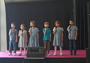 Zespół "Jarzębinki" podczas swojego występu na scenie KDK podczas II Festiwalu Twórczości Dziecięcej 2023 "Niedorosłe Piosenki"