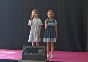 Hania i Zosia podczas swojego występu na scenie KDK podczas II Festiwalu Twórczości Dziecięcej 2023 "Niedorosłe Piosenki"