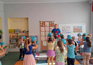 Dzieci biorą udział w zajęciach pokazowych "Drużyny Kangura".