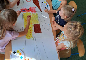 Dzieci malują farbami "Cecylię" bohaterkę fragmentu tekstu "Nad Niemnem".