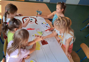 Dzieci malują farbami "Cecylię" bohaterkę fragmentu tekstu "Nad Niemnem".