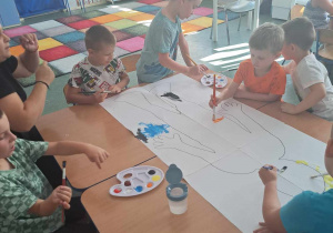 Dzieci malują farbami "Jana" bohatera fragmentu tekstu "Nad Niemnem".