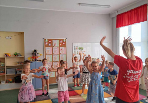 Dzieci biorą udział w zajęciach pokazowych Studio Tańca Alibi.