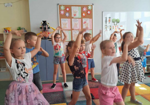 Dzieci biorą udział w zajęciach pokazowych Studio Tańca Alibi.
