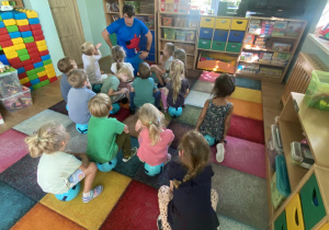Dzieci biorą udział w zajęciach Drużyny Kangura