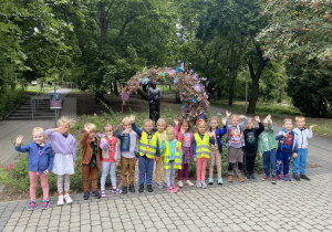 Dzieci pozują przy pomniku B. Wituszyńskiego