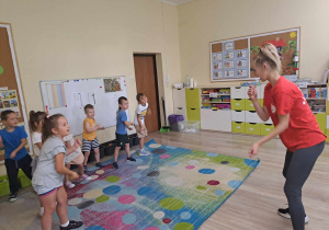 Dzieci tańczą z instruktorem.