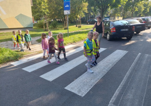Dzieci przechodzą przez ulicę.
