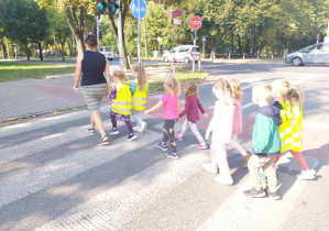 Dzieci przechodzą przez ulicę.