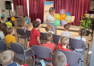Dzieci biorą udział w spotkaniu z autorem książek Panem Rafałem Klimczakiem.