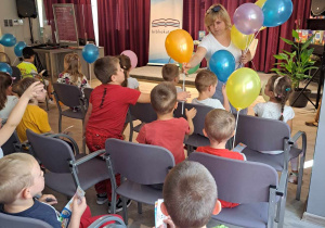 Dzieci biorą udział w spotkaniu z autorem książek Panem Rafałem Klimczakiem.
