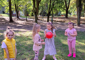 Dzieci biorą udział w zabawach zorganizowanych z okazji Dnia Przedszkolaka.