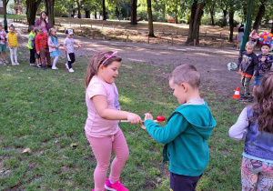 Dzieci biorą udział w zabawach zorganizowanych z okazji Dnia Przedszkolaka.