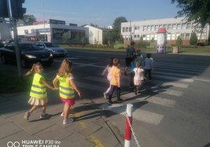Dzieci przechodzą przez drogę.