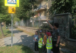 Dzieci oglądają znaki drogowe.