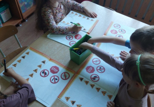 Dzieci pracują na dywanie.