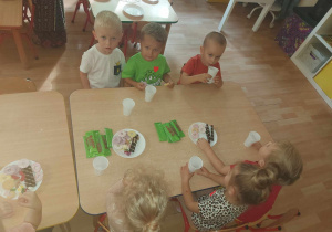 Dzieci jedzą ciasteczka.