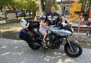 Helenka pozuje na motorze policyjnym.
