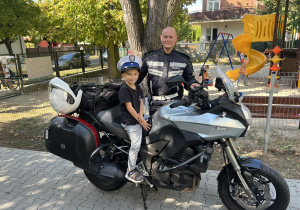 Marcin pozuje na motorze policyjnym.