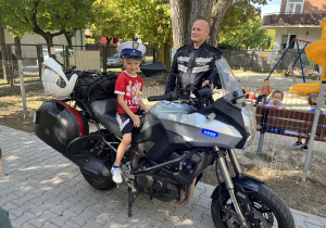 Ignaś pozuje na motorze policyjnym.