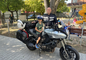 Ludwik pozuje na motorze policyjnym.