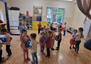 dzieci uczestniczą w zabawie z balonem