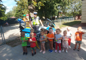 Dzieci z policjantem.
