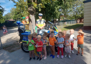 Dzieci z policjantem.