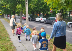 Dzieci podczas swojego pierwszego spaceru.