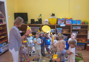 Dzieci odszukują żółty kolor.