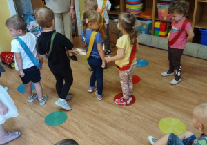 Dzieci w trakcie zabawy muzyczno - ruchowej "Owoce do koszyka".