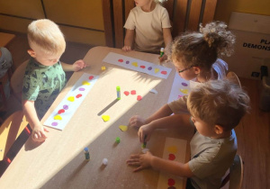 Dzieci układają rytm z sylwet owoców "Owocowe domino".