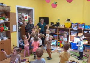 Dzieci w trakcie zabawy rytmicznej "owoce do koszyka".