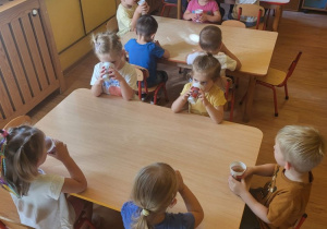 Dzieci degustują samodzielnie przygotowany sok.
