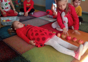 Dzieci uczestniczą w zabawach zorganizowanych z okazji "Dnia Jabłka".