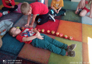 Dzieci uczestniczą w zabawach zorganizowanych z okazji "Dnia Jabłka".