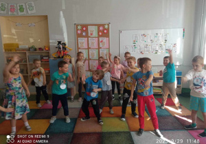 Dzieci biorą udział w zajęciach zorganizowanych z okazji Dnia Chłopaka.