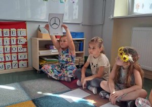 Dzieci biorą udział w zajęciach zorganizowanych z okazji Dnia Chłopaka.