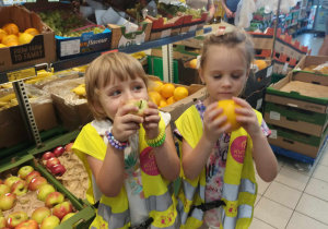 Lenka i Julka z owocami.