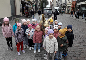 Dzieci na wycieczce w Toruniu.
