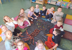 Dzieci uczestniczą w zabawach zorganizowanych z okazji "Dnia Drzewa".