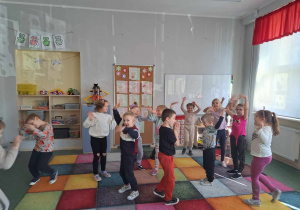 Dzieci uczestniczą w zabawach zorganizowanych z okazji "Dnia Drzewa".