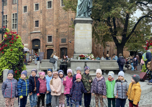 Nasza grupa pod pomnikiem Mikołaja Kopernika
