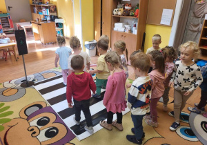 Dzieci uczestniczą w zabawie ruchowej "Przejście dla pieszych".