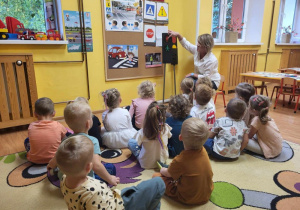 Dzieci uczestniczą w zajęciach nt. "Sygnalizacja świetlna".