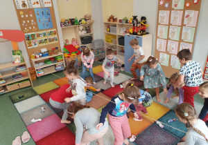 Dzieci biorą udział w zabawach zorganizowanych z okazji "Dnia bez skarpetek".