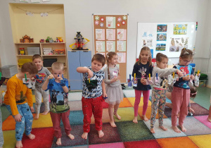 Dzieci biorą udział w zabawach zorganizowanych z okazji "Dnia bez skarpetek".