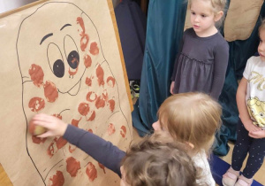 Dzieci biorą udział w zabawach zorganizowanych z okazji "Dnia Ziemniaka".
