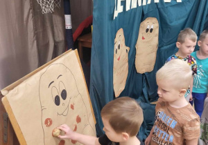 Dzieci biorą udział w zabawach zorganizowanych z okazji "Dnia Ziemniaka".